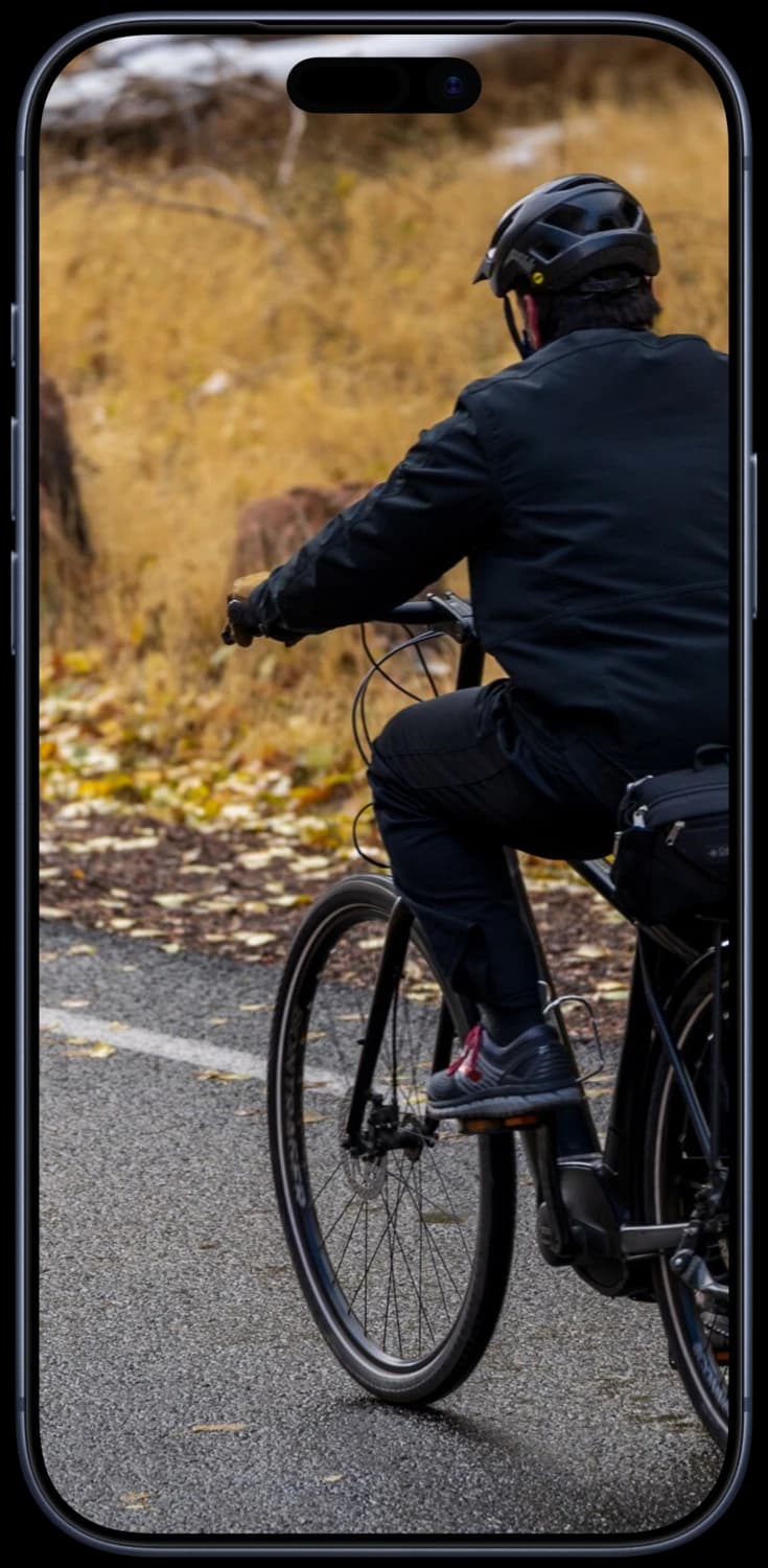 FrameWink showing a cyclist photo on an iPhone 17 Pro Max